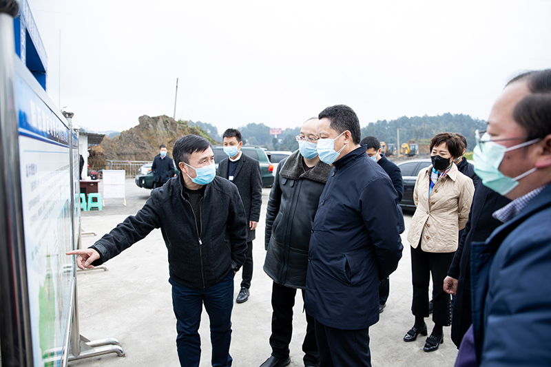 副省长杨兴平调研杏彩平台官网，杏彩体育官网连界足球竞训基地并指导防疫工作(图2)