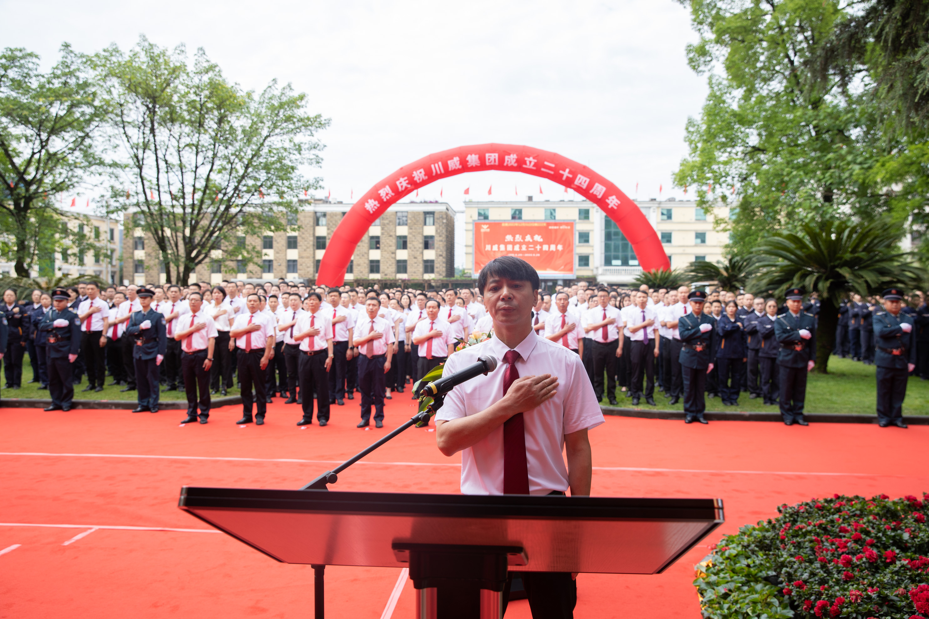 坚守底线 砥砺前行——杏彩平台官网，杏彩体育官网隆重举行升旗仪式(图6)